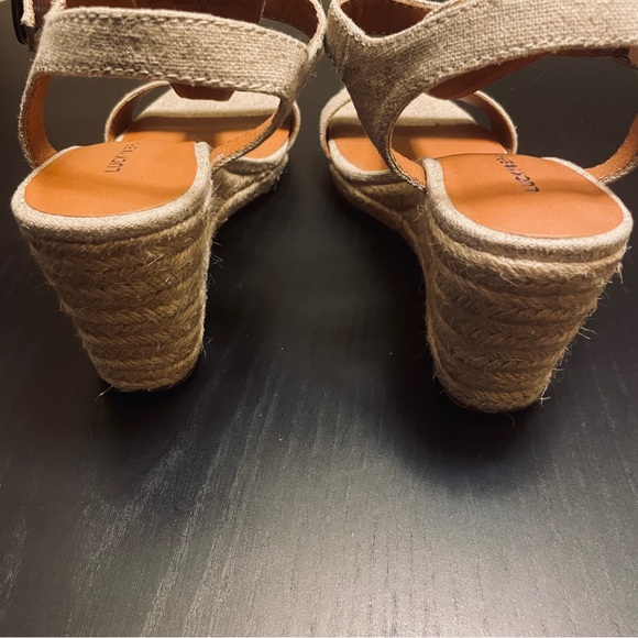 Lucky Brand T- Strap Wedge Sandals - Women 7.5 - Tan with Gold Metallic Threads - Picture 5 of 7